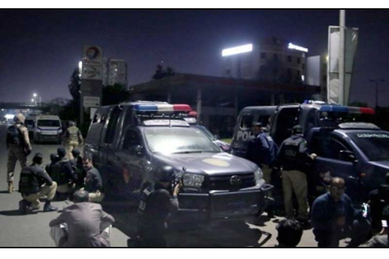 कराची में पुलिस प्रमुख कार्यालय पर आतंकवादी हमला, 4 की मौत हुई.