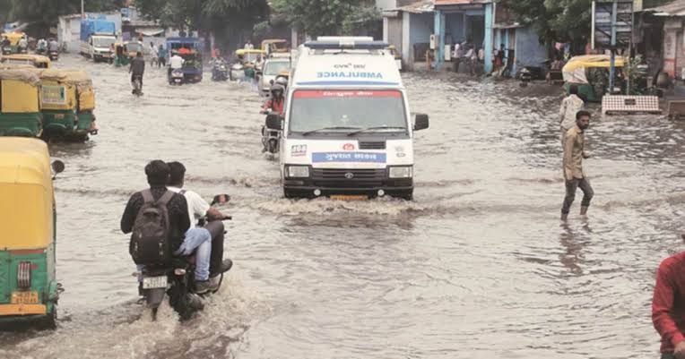 गुजरात में लगातार बारिश के कारण बाढ़ का खतरा ; 7 जिलों में रेड अलर्ट , स्कूल – कॉलेज बंद.