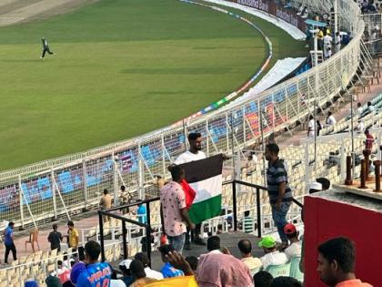 पाकिस्तान – बांग्लादेश मैच के दौरान हंगामा, कोलकाता मे फलस्तीनी झंडा लहराने पर 4 लोग अरेस्ट.