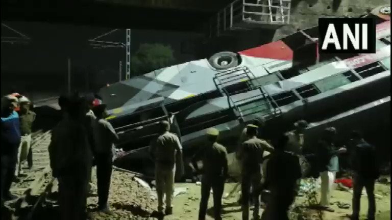 हरिद्वार से उदयपुर जा रही बस रेल्वे ओवरब्रिज से नीचे गिरी, 4 लोगों की मौत और 27 घायल.