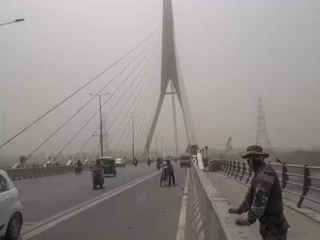 दिल्ली की आबोहवा में फिर छाया धुंध , वायु गुण्वत्ता ‘ बेहद खराब ‘ श्रेणी मे .