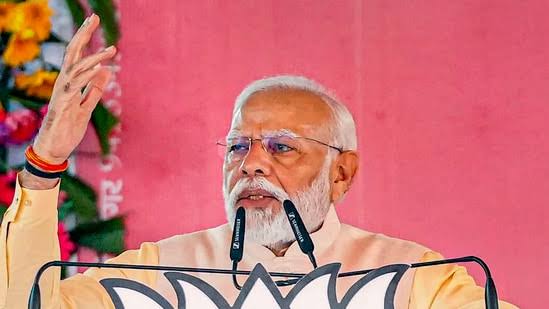 प्रधानमंत्री नरेंद्र मोदी ने कहा, ” कांग्रेस सत्ता में आती है तो आतंकवाद और नक्सलवाद बढ़ता है.