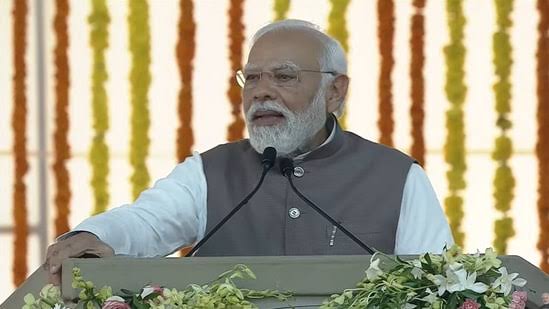 प्रधानमंत्री नरेंद्र मोदी ने कहा, ” ब्रम्हांड की कोई शक्ति अब धारा 370 को वापस नही ला सकती. “