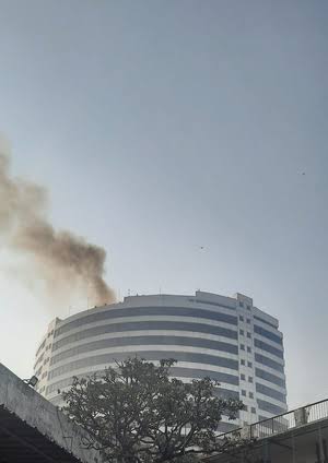 दिल्ली के बाराखंभा रोड स्थित प्रसिद्ध गोपालदास बिल्डिंग मे लगी आग.