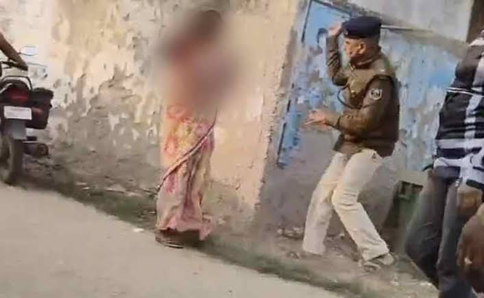 बिहार के सीतामढ़ी मे दिनदहाड़े पुलिस ने दलित महिला को लाठी से पीटा .