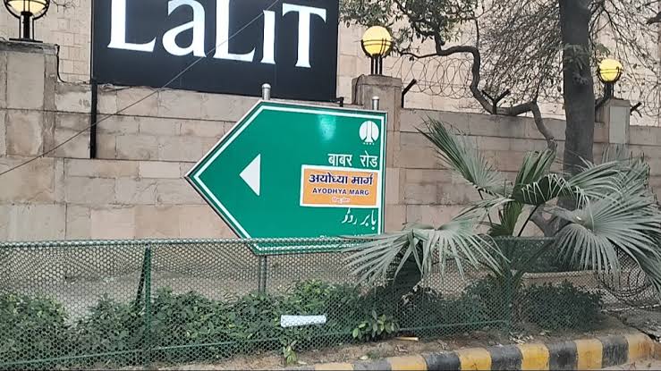हिंदू सेना कार्यकर्ताओ ने दिल्ली में बदला बाबर रोड का नाम, ‘अयोध्या मार्ग ‘ के स्टिकर चिपकाए.
